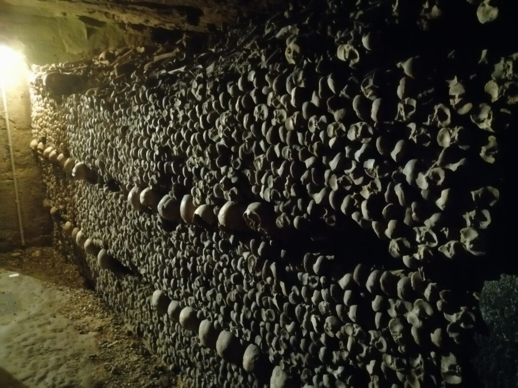 ossements empilés catacombes de Paris