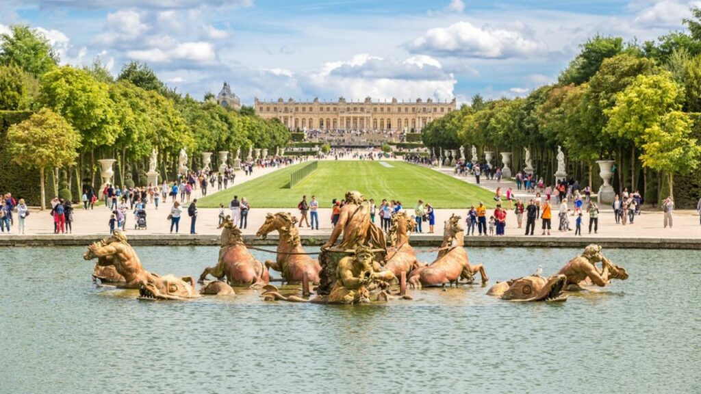 vue du Château de Versailles un dimanche ensoleillé