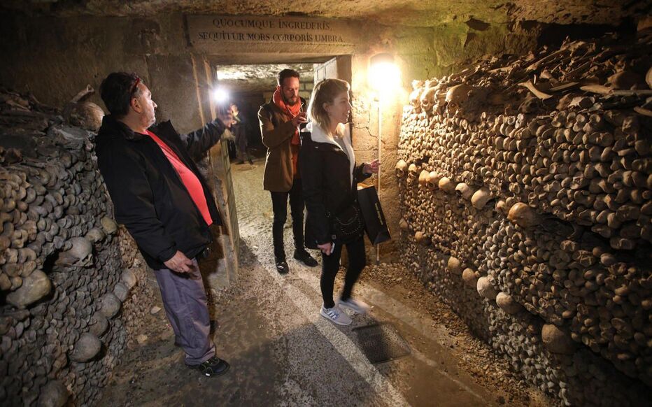 Des personnes font une visite dans les Catacombes
