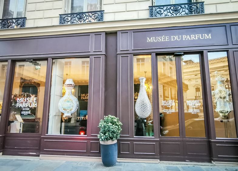 façade musée parfum
