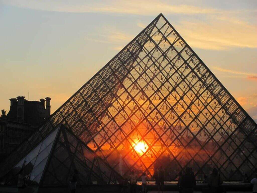 Pyramide du Louvre le soir