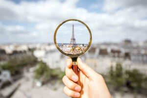 une loupe zoome sur la Tour Eiffel